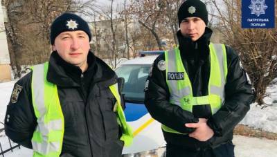 Патрульные вытащили мужчину, который провалился под лед на Русановском канале: видео - 24tv.ua - Киев