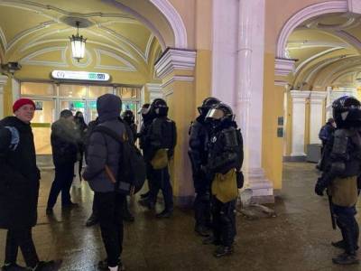 Алексей Навальный - Петербуржцы вышли на Невский проспект в поддержку Навального, задержаны около ста человек - rosbalt.ru - Москва