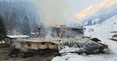 Австрия - В Альпах пожар из урны перекинулся на гостиницу и уничтожил здание - ren.tv