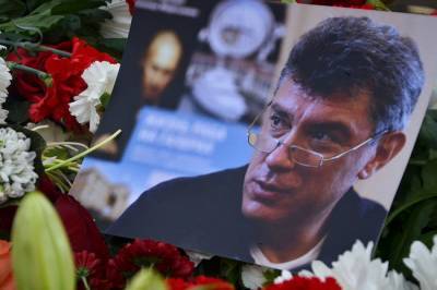 Борис Немцов - В Москве полиция огородила мемориал на месте убийства Немцова и задержала волонтеров - infox.ru - Москва