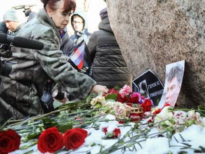 Борис Немцов - Мемориал Немцову на Большом Москворецком мосту полностью зачищен - rosbalt.ru - Москва