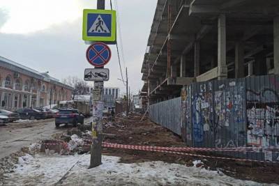 В Краснодаре демонтировали забор недостроя, чтобы сделать тротуар по улице Карасунской - kuban.mk.ru - Краснодар