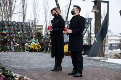 Владимир Зеленский - Елена Зеленская - Мы не имеем права забыть имена погибших, – президент Зеленский почтил подвиг Небесной Сотни - 24tv.ua - Новости