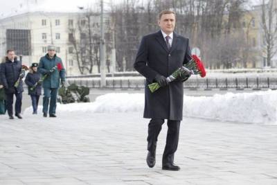 Алексей Дюмин - Алексей Дюмин возложил цветы к Вечному огню на площади Победы в Туле - tula.mk.ru - Тула - ЦФО - Тульская обл.