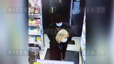Двое мужчин с газовыми баллончиками ограбили магазин на Пражской улице - видео - piter.tv - Санкт-Петербург