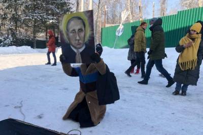 Владимир Путин - В Москве художницу оштрафовали за акцию с иконой Путина и золотыми ершиками - znak.com - Москва