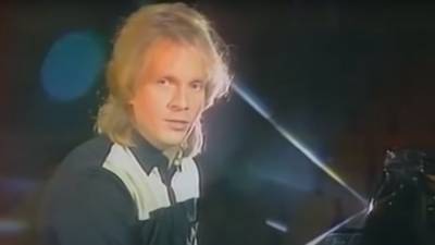 Андрей Малахов - На семейной могиле певца Криса Кельми обнаружили неопознанную урну - politros.com - Москва - Архангельск