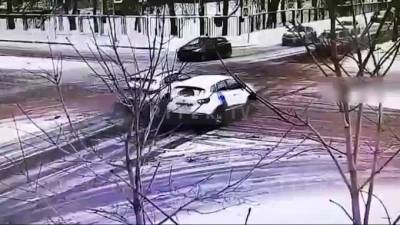 Видео: на перекрестке Морского проспекта и Петроградской улицы столкнулись две иномарки - piter.tv - Санкт-Петербург