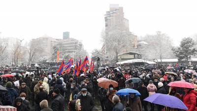 Никола Пашинян - В Ереване сторонники оппозиции вышли на митинг с требованием отставки Пашиняна - iz.ru - Ереван