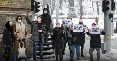 ФОТО: В Литве работники баров и ресторанов вышли на улицу просить помощи у правительства - rus.delfi.lv - Литва - Вильнюс