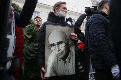 Андрей Мягков - Поклонники рыдали: в Москве похоронили Андрея Мягкова. ФОТО - from-ua.com - Москва