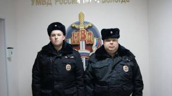 Сергей Плотников - Спасение вологжанина полицейскими из задымленной квартиры попало на видео - vologda-poisk.ru - Вологда