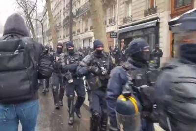 Жеральд Дарманен - Жанна Дарк - Ультраправые и ультралевые активисты одновременно вышли на протест в Париже - mk.ru - Париж - Испания
