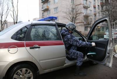 Петербуржцу пришлось выпрыгнуть из окна, спасаясь от вломившихся в его квартиру людей - online47.ru - Ленинградская обл. - Санкт-Петербург