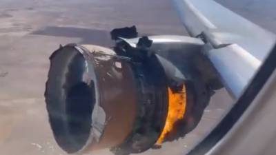 Двигатель самолета с пассажирами развалился в воздухе над США после возгорания - news.vse42.ru - США - шт. Колорадо