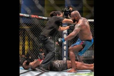 Льюис нокаутировал Блейдса в главном поединке UFC Fight Night 185 - lenta.ru - шт. Невада - Вегас