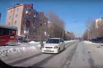 В Омске водитель иномарки на переходе чуть не сбил ребёнка - omsk.mk.ru - Омск