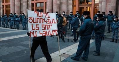 Никол Пашинян - Ишхан Сагателян - Оппозиция Армении заявила, что начинает массовые протесты нон-стоп, пока Пашинян не уйдет - rus.delfi.lv - Ереван