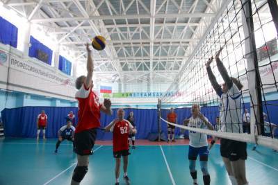 В Южно-Сахалинске провели волейбольный турнир "Кому за 50" - sakhalin.info - Южно-Сахалинск - Долинск