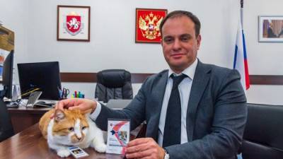 Вадим Волченко - Глава минкурортов Крыма вручил коту Мостику удостоверение экскурсовода - crimea.ria.ru - Крым - Симферополь