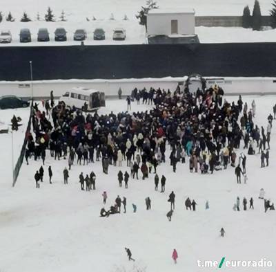 На парковке возле бывшего здания церкви «Новая жизнь» прошло воскресное богослужение - naviny.by - Минск - р-н. Московский