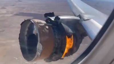Видео: в США загоревшийся в воздухе двигатель самолета упал на жилые дома - polit.info - США - шт. Колорадо - Новости