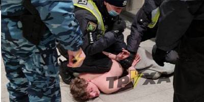 В супермаркете АТБ на Салтовке в Харькове парень с ножом разбил витрины – фото, видео - ТЕЛЕГРАФ - telegraf.com.ua - Харьков