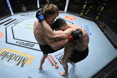 Алексей Олейник - Льюис Деррик - Боец UFC нокаутировал оппонента ударом коленом - lenta.ru