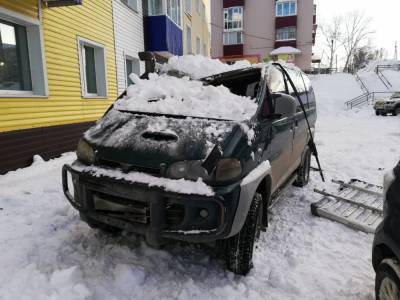 Евгений Кулик - В Корсакове в результате падения снега с крыши пострадал водитель автомобиля - sakhalin.info