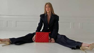 Новый объект обожания – сумка Louis Vuitton Coussin: как ее носят инфлюэнсеры - 24tv.ua - Голландия