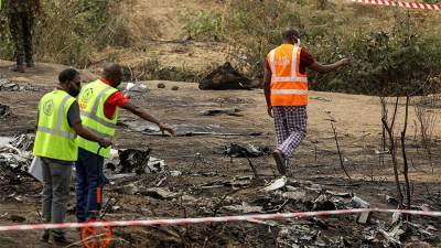 Семь человек погибли в результате крушения военного самолета в Нигерии - iz.ru - Нигерия - Абуджа