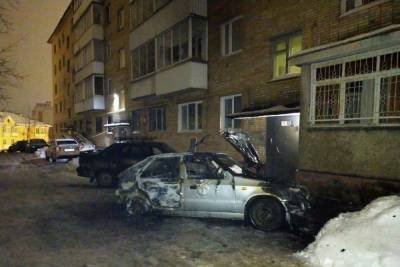 Возможен поджог: в Смоленске горели два легковых автомобиля в спальном районе - mk-smolensk.ru - Смоленск