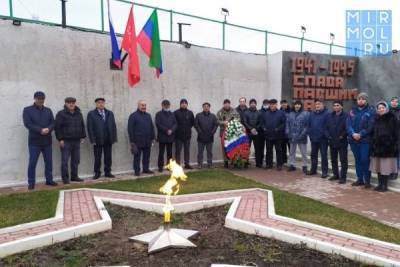 Коллектив Махачкалинского морпорта возложил цветы у мемориала павшим сотрудникам в Великой Отечественной войне - mirmol.ru - Махачкала - респ. Дагестан