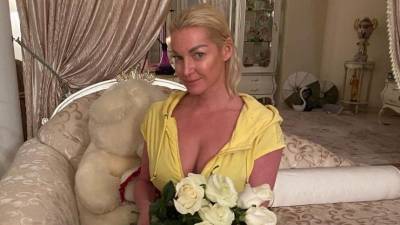 Анастасия Волочкова - Волочкова в парящей карете показала, что скрывается под ее пачкой — видео - 5-tv.ru