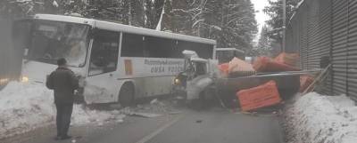 Грузовик в Химках врезался в автобус с врачами - runews24.ru - Московская обл. - Новогорск