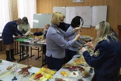 К 23 февраля дамы из УФСИН по Смоленской области собрали мужчинам съедобные букеты - mk-smolensk.ru - Смоленская обл.
