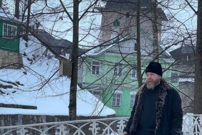 Псковский митрополит показал, как выгуливает кота Владыку - mk-pskov.ru - Псков