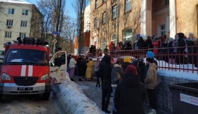 В Киеве пламенем охватило общежитие: полсотни человек оказались в опасности, подробности ЧП - politeka.net - Киев