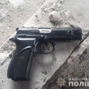 В Запорожье 23-летний парень напал с пистолетом на мужчину и скрывался в заброшенном здании. Фото - reporter-ua.com - Запорожская обл. - Запорожье - Нападение