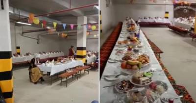 Роскошные столы и гости: пара устроила свадьбу в подземном паркинге - ren.tv - Казахстан - Актау - с. Видео
