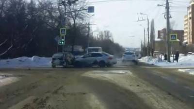 Момент столкновения двух такси в Пензе попал на видео - penzainform.ru - Пенза