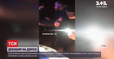 Водитель-нарушитель в Ровно ругался на патрульных, а потом еще и бросился с кулаками - tsn.ua