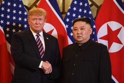 Дональд Трамп - Ким Ченын - Ким Чен Ын - Трамп предлагал Ким Чен Ыну "подбросить" его в КНДР собственным самолетом, – СМИ - 24tv.ua - США - КНДР - Вьетнам