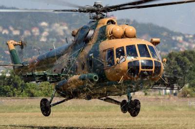 В Сети появилось видео с маневрами вертолетов Ми-17 и AH-64E Apache Guardian - actualnews.org