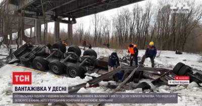 При падении фуры с моста погиб 30-летний гражданин Турции - tsn.ua - Киев - Египет - Белоруссия - Турция