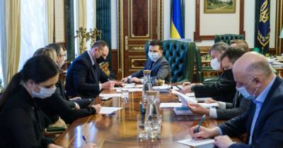 Владимир Зеленский - Максим Степанов - Зеленский рассказал, кто первым в Украине получит вакцину от коронавируса - dsnews.ua