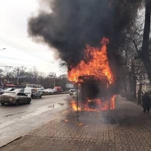 В Запорожье произошел пожар на остановке в районе 6-й горбольницы. Фото. Видео - reporter-ua.com - Запорожье
