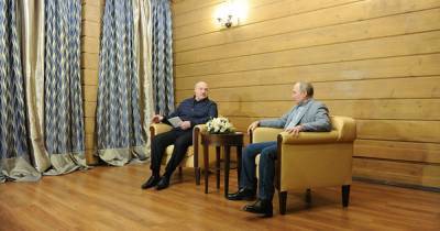 Владимир Путин - Александр Лукашенко - Конспектировал положительные оды Путину: в Сети показали, как Лукашенко на встрече внимательно слушал главу Кремля - tsn.ua - Сочи - Белоруссия