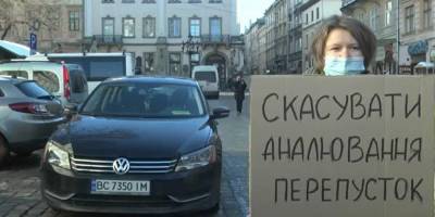 «Аналювання». Во время протеста львовских автомобилистов женщина оконфузилась, допустив ошибку на плакате - nv.ua - Львов