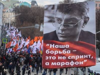 Сергей Собянин - Борис Немцов - Возле мемориала Немцову снова задержали волонтера. Собянина просят объясниться - sobesednik.ru - Москва